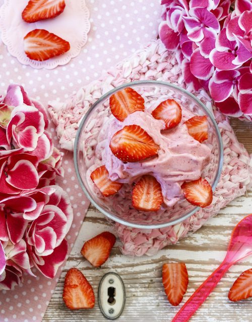 Strawberries and Crème Cheesecake Dip